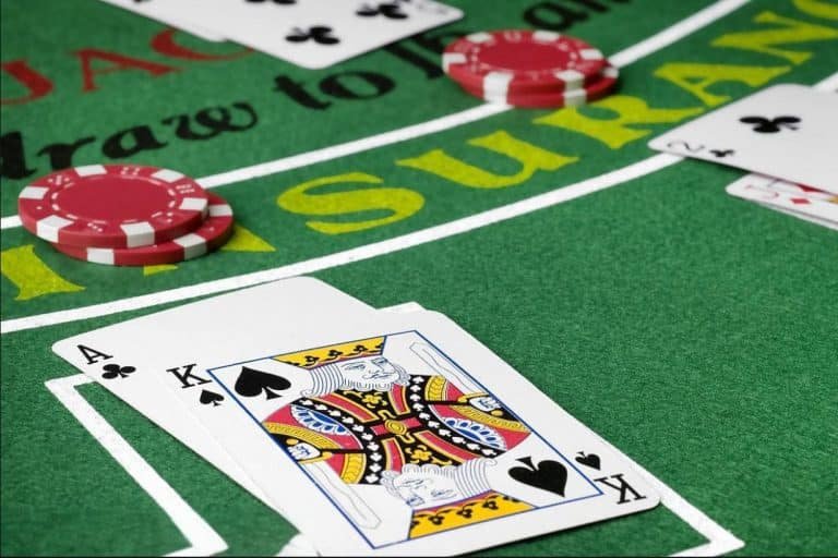 Pengguna memeriksa poin reward dengan aman