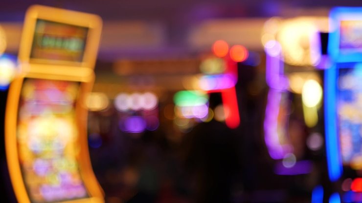 Pengguna membaca jadwal event lewat ponsel